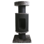 Vooraanzicht van de krabpaal Nanda met sisal stammen en cilindervormig kattenhuis.