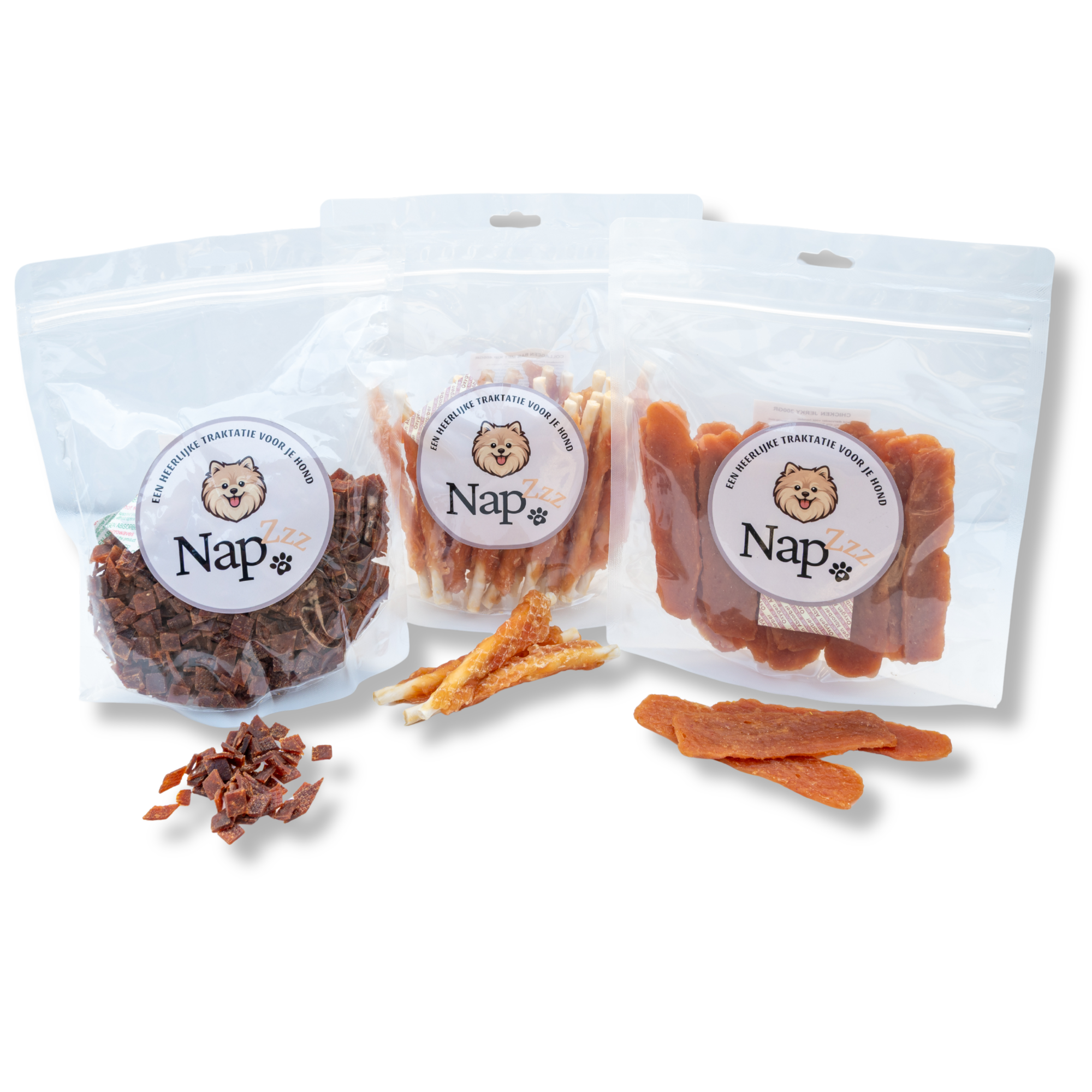 Napzzz hondensnacks in kip mix aanbieding. Diverse gezonde hondensnacks in doorzichtige verpakking. Met voor de verpakking los liggende snacks die in de zak zitten. De NapZZZ Mix Kip is een samengestelde voordeelverpakking met drie hoogwaardige hondensnacks: de Collageen Bar met Kip, Kip Jerky en Kip Trainers. Alle snacks zijn rijk aan eiwitten en zorgvuldig samengesteld voor honden vanaf 4 maanden. 