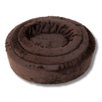 Napzzz ovale bontmand in effen donker bruine kleur van meerdere maten manden in elkaar. Schuimrubberen kern met uitneembare en wasbare pluche imitatiebonten hoes. Verkrijgbaar van 40 tot wel 120cm, dus geschikt van kitten tot zeer grote honden.