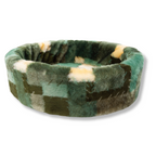 Napzzz bontmand in de stof mixblok groen, meerdere kleuren groen en beige, zijaanzicht. Stevige schuimrubberen kern met een uitneembare hoes. Hoes is wasbaar op lage temperatuur. Verkrijgbaar van 40 tot wel 120cm. Geschikt van kitten tot zeer grote honden.