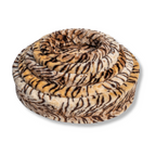 NapZZZ ovale bontmand, in de kleur tijger beige, gestapeld in 5 maten, foto vooraanzicht. Verkrijgbaar van 40 tot wel 120cm. Geschikt van kitten tot zeer grote honden. Stevige schuimrubberen kern met uitneembare pluche/imitatiebonten hoes. Hoes is wasbaar.