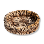 NapZZZ ovale bontmand in de kleur tijger beige dierenprint, enkele maat zichtbaar van de voorkant. Verkrijgbaar van 40 tot wel 120cm. Geschikt van kitten tot zeer grote honden. Stevige schuimrubberen kern met uitneembare pluche/imitatiebonten hoes. Hoes is wasbaar.