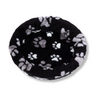 Napzzz ovale bontmand met pootprint in de kleur zwart, grijs en wit. Bevat stevige schuimrubberen kern en zacht imitatiebont pluche hoes. Hoes is eventueel wasbaar op lage temperatuur. 