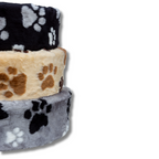 3 verschillende kleuren manden in de print grote poot, op elkaar gestapeld van de zijkant. NapZZZ bontmanden met imitatiebont 