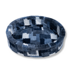 NapZZZ bontmand, in het patroon mix blok blauw, gecombineerd met wit, enkele mand vooraanzicht, groot formaat hondenmand. Stevige schuimrubberen kern met uitneembare hoes die ook wasbaar is. Verkrijgbaar van 40 tot wel 120cm, geschikt van kitten tot zeer grote honden.