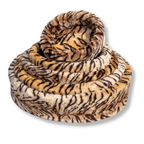 NapZZZ ovale bontmanden in de kleur tijger beige, gestapelde manden in 5 verschillende maten. Verkrijgbaar van 40 tot wel 120cm. Geschikt van kitten tot zeer grote honden. Stevige schuimrubberen kern met uitneembare pluche/imitatiebonten hoes. Hoes is wasbaar.