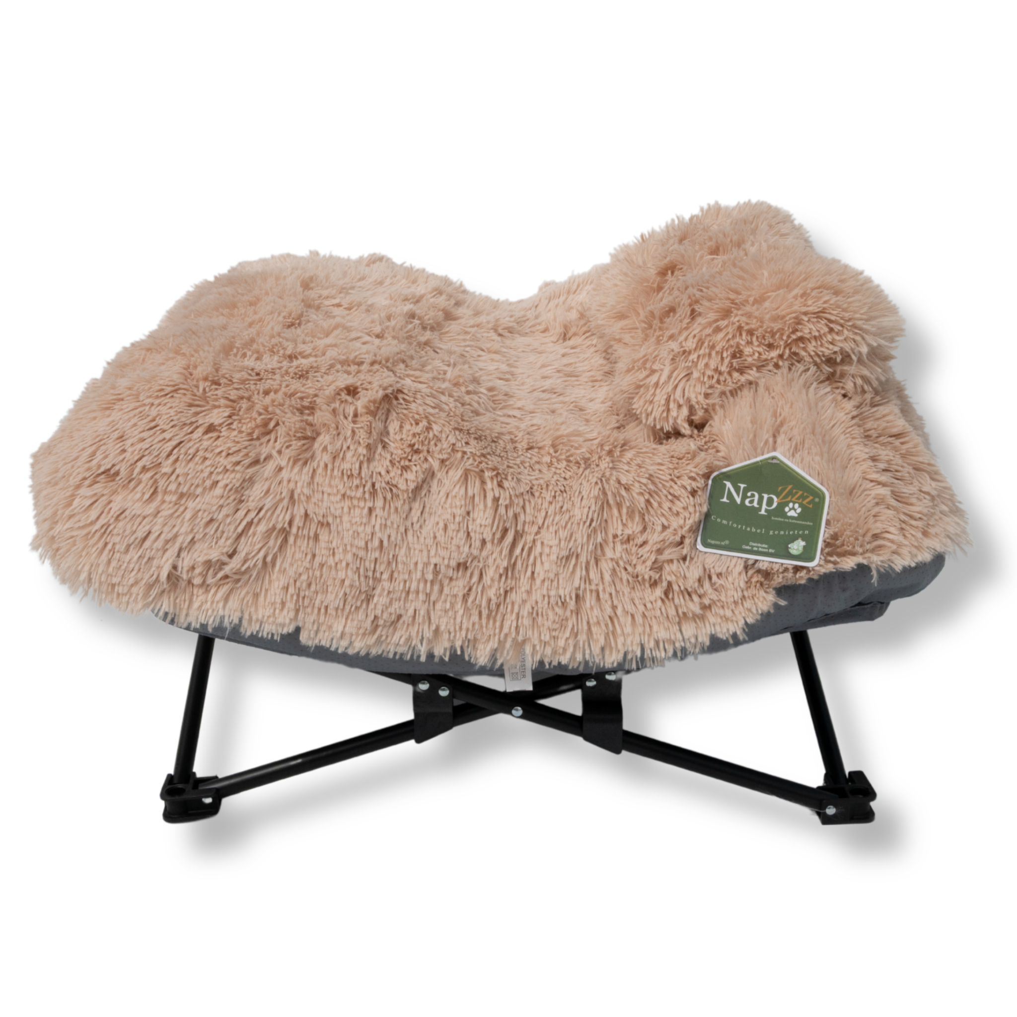 NapZZZ Fuzzle Ligstoel met kussen - Beige, Zijaanzicht van het stoeltje. Het bedje valt in een kuipje. Aan de rechterkant zie je een kussen die vast zit aan het bedje. Rechts op het bedje zie je een groenkaartje met het NapZZZ logo. 