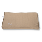 NapZZZ Oxford Benchmatras - Champagne, vooraanzicht van een benchkussen in de Champagne kleur. met een geborduurd NapZZZ logo op de linke onderzijde 