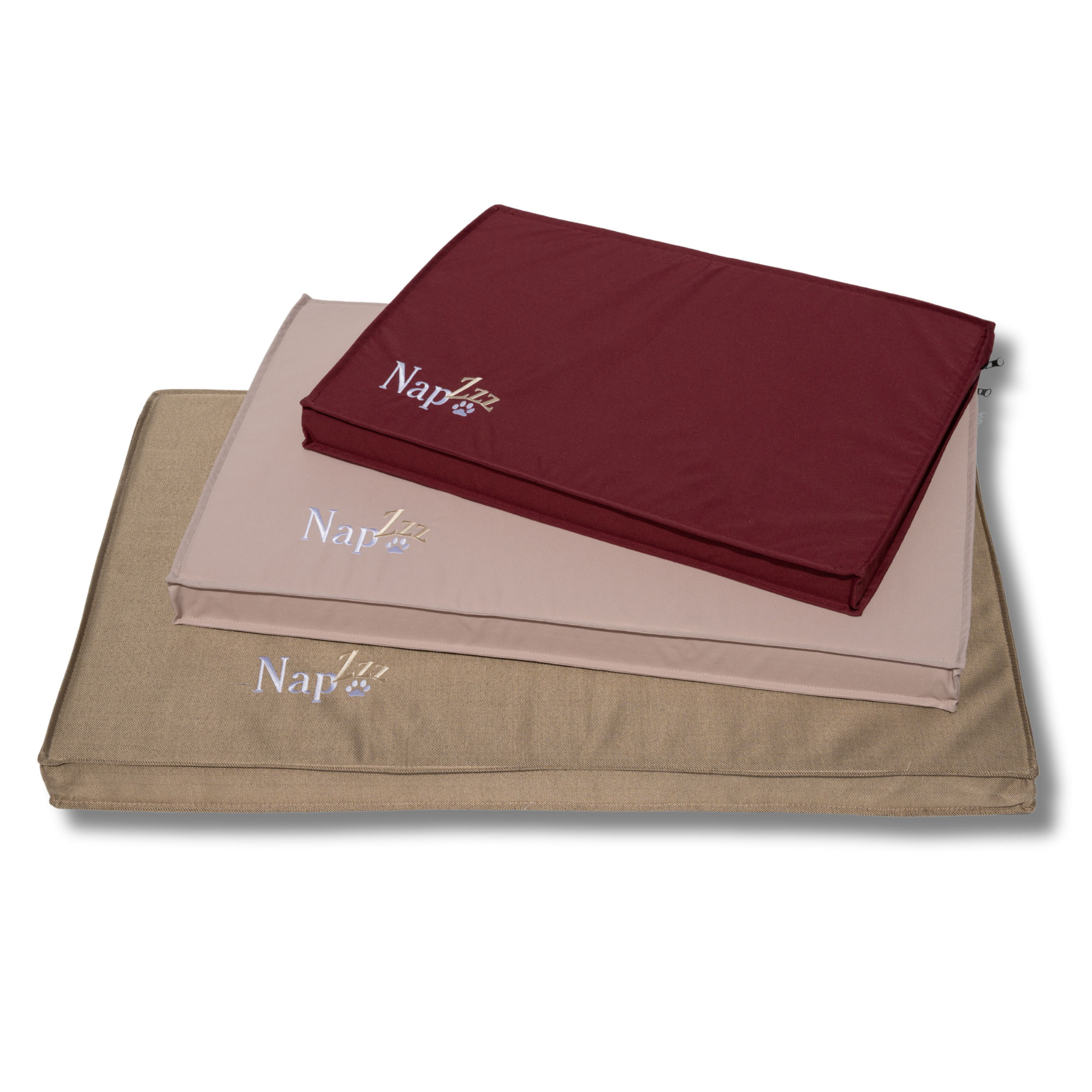 NapZZZ Oxford Benchmatras Champagne – Orthopedisch Comfort voor Je Hond gestapeld met een beige en een rode benchmatras. De NapZZZ Oxford Benchmatras is een stevig en comfortabel matras, perfect voor gebruik in hondenbenches of direct op de vloer. Gemaakt van sterke, water- en vuilafstotende Oxford stof in de kleur champagne, geschikt voor zowel binnen- als buitengebruik.