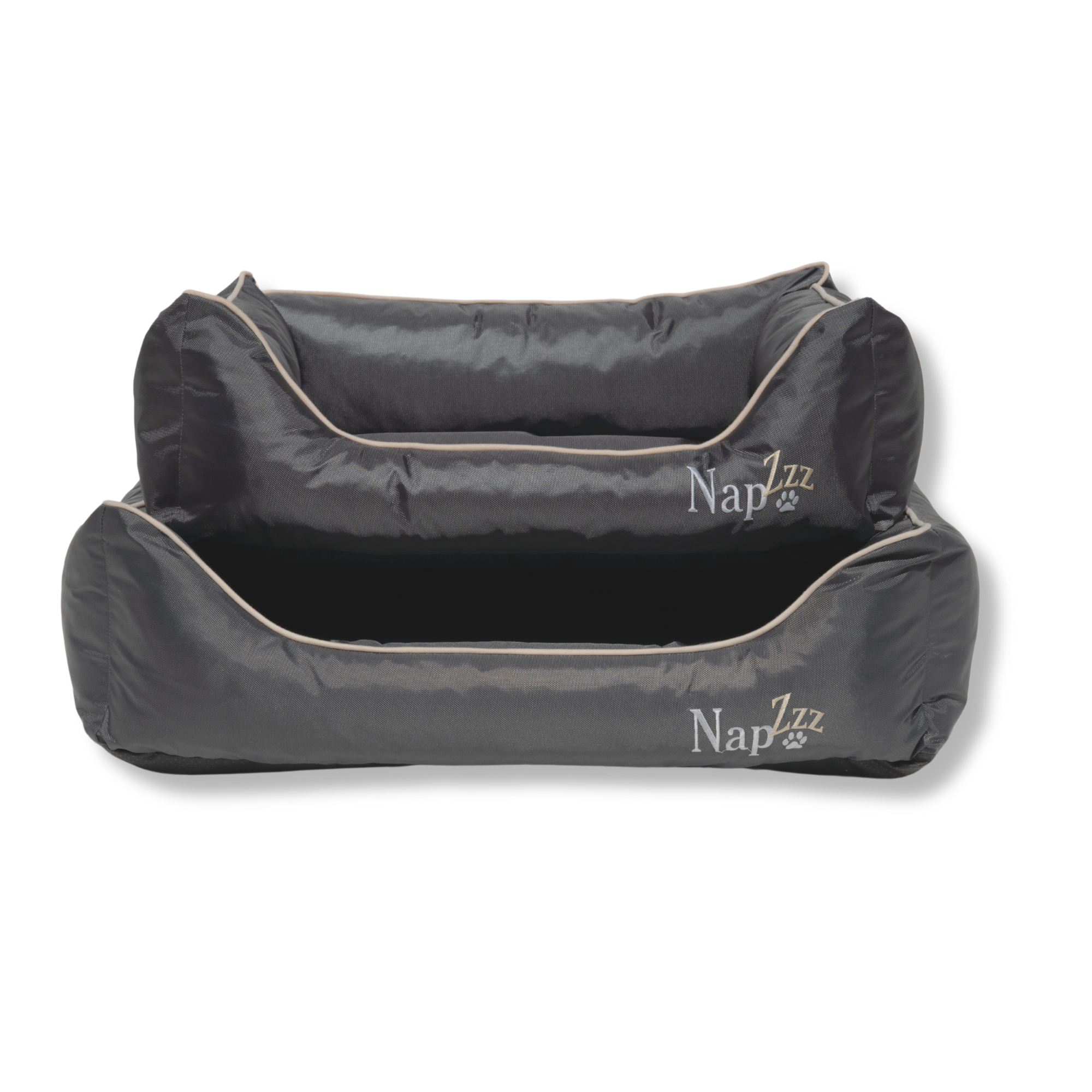 Napzzz divans waterproof antraciet in vooraanzicht van 2 manden. Stevige hondenmand van oxford materiaal dat waterafstotend is. De randen zijn zeer stevig gevuld met schuimvlokken voor extra steun en comfort. Uitneembare liggedeelte met schuimrubber matras. De mand is geheel voorzien van ritssluiting aan de binnenkant. Mooi afgewerkt en voorzien van napzzz logo. Verkrijgbaar in meerdere maten.