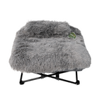 Napzzz stoel fuzzle met kussen in vooraanzicht op witte achtergrond. Geschikt voor kat en kleinere honden. Metalen inklapaar frame met antislip punten en afneembaar langharig pluche ligkussen met extra hoofdkussentje.