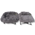 Napzzz stoel fuzzle met kussen en ligstoel fuzzle zonder kussen in vooraanzicht op witte achtergrond. Geschikt voor kat en kleinere honden. Metalen inklapaar frame met antislip punten en afneembaar langharig pluche ligkussen met extra hoofdkussentje.