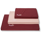 Napzzz benchmatras bordeaux rood en creme als set in vooraanzicht. Gemaakt van waterafstotende stof genaamd oxford. Stevige schuimrubberen matras met een oxford hoes voorzien van ritssluiting. Mooi afgewerkt, stevig, comfortabel matras voor in benches. Met geborduurde napzzz logo als leuk detail