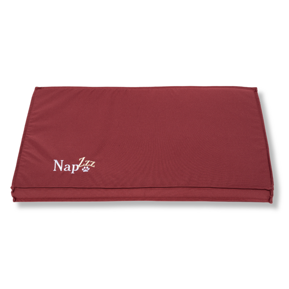 Napzzz benchmatras bordeaux rood in vooraanzicht. Gemaakt van waterafstotende stof genaamd oxford. Stevige schuimrubberen matras met een oxford hoes voorzien van ritssluiting. Mooi afgewerkt, stevig, comfortabel matras voor in benches. Met geborduurde napzzz logo als leuk detail