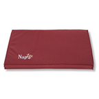 Napzzz benchmatras bordeaux rood in vooraanzicht. Gemaakt van waterafstotende stof genaamd oxford. Stevige schuimrubberen matras met een oxford hoes voorzien van ritssluiting. Mooi afgewerkt, stevig, comfortabel matras voor in benches. Met geborduurde napzzz logo als leuk detail