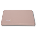 De NapZZZ Oxford Benchmat orthopedisch is een stevig en comfortabel matras, perfect voor gebruik in hondenbenches of direct op de vloer. Gemaakt van sterke, water- en vuilafstotende Oxford stof in de kleur beige, geschikt voor zowel binnen- als buitengebruik. Met een dikte van 5 cm druk verlagend orthopedisch schuim biedt dit matras optimale ondersteuning aan het lichaam van je hond. Het schuim vormt zich naar de contouren van het lichaam en helpt zo drukpunten te verminderen