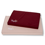 De NapZZZ Oxford Benchmat in de kleur creme en rood. Dit is een stevig en comfortabel matras, perfect voor gebruik in hondenbenches of direct op de vloer. Gemaakt van sterke, water- en vuilafstotende Oxford stof in de kleur beige, geschikt voor zowel binnen- als buitengebruik.