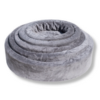 Meerdere ovale NapZZZ bontmanden in grijs, in elkaar gestapeld, zachte en comfortabele ligplekken voor katten en honden