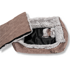 Napzzz hondenmand divan eco fluffy bruin waar het ligkussen eruit is afgebeeld in vooraanzicht op witte achtergrond. Onze eco-stof is gemaakt van gerecyclede materialen. Zeer stevig gevuld met schuimvlok en ligmatras. Voorzien van afneembaar klein kussentje. Zacht pluche binnenzijde en ligmatras is omkeerbaar van bruin en langharig pluche om ander uiterlijk te geven. In diverse maten