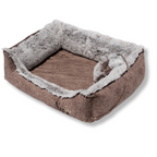 Napzzz hondenmand divan eco fluffy bruin in vooraanzicht op witte achtergrond. Onze eco-stof is gemaakt van gerecyclede materialen. Zeer stevig gevuld met schuimvlok en ligmatras. Voorzien van afneembaar klein kussentje. Zacht pluche binnenzijde en ligmatras is omkeerbaar van effen bruin naar langharig pluche om ander uiterlijk te geven. In diverse maten