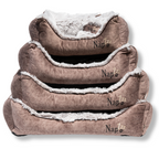 Napzzz hondenmand divan eco fluffy bruin in verschillende maten op elkaar gestapeld in vooraanzicht op witte achtergrond. Onze eco-stof is gemaakt van gerecyclede materialen. Zeer stevig gevuld met schuimvlok en ligmatras. Voorzien van afneembaar klein kussentje. Zacht pluche binnenzijde en ligmatras is omkeerbaar van bruin en langharig pluche om ander uiterlijk te geven. In diverse maten