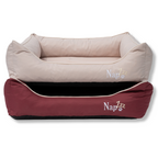 Napzzz hondenmand divan waterafstotend oxford bordeauxrood en creme in vooraanzicht op witte achtergrond. Luxe zeer stevig gevulde hondenmand. Gevuld met schuimvlok en schuimrubber ligmatras. Ligmatras uitneembaar en mand is geheel voorzien van ritssluiting. Mooi afgewerkt en in diverse maten en kleuren verkrijgbaar