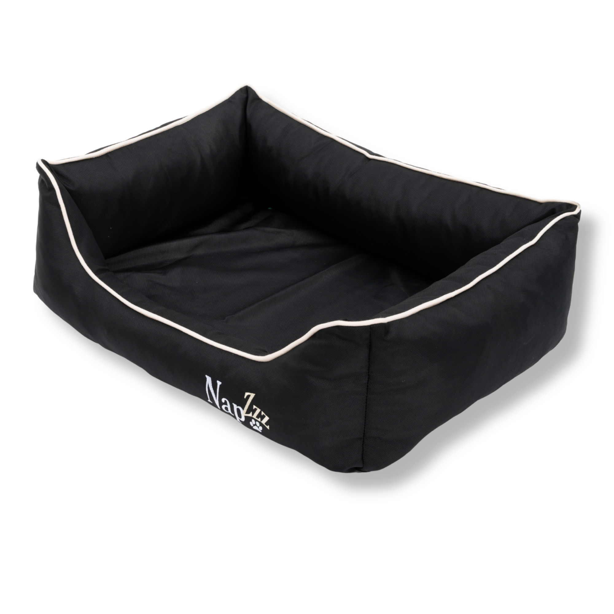Napzzz divan hondenmand in zwart in zijaanzicht. Mand is zeer stevig gevuld in de opstaande randen en voorzien van een uitneembaar ligkussen met schuimrubber matras als vulling. Mand en ligkussen zijn beide voorzien van ritssluiting. De randen zijn verhoogd en voorzien van aparte binnenhoezen met schuimvlok, zodat de buitenhoes eventueel gewassen of gelucht kan worden. De stof is oxford dus waterafstotend en is mooi afgewerkt en geborduurde Napzzz logo. Luxe en comfortabel en in meerder maten verkrijgbaar.
