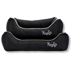 Napzzz divan hondenmand in zwart in vooraanzicht als set. Mand is zeer stevig gevuld in de opstaande randen en voorzien van een uitneembaar ligkussen met schuimrubber matras als vulling. Mand en ligkussen zijn beide voorzien van ritssluiting. De randen zijn verhoogd en voorzien van aparte binnenhoezen, zodat de buitenhoes eventueel gewassen of gelucht kan worden. De stof is oxford dus waterafstotend en is mooi afgewerkt en geborduurde Napzzz logo. Luxe en comfortabel en in meerder maten verkrijgbaar