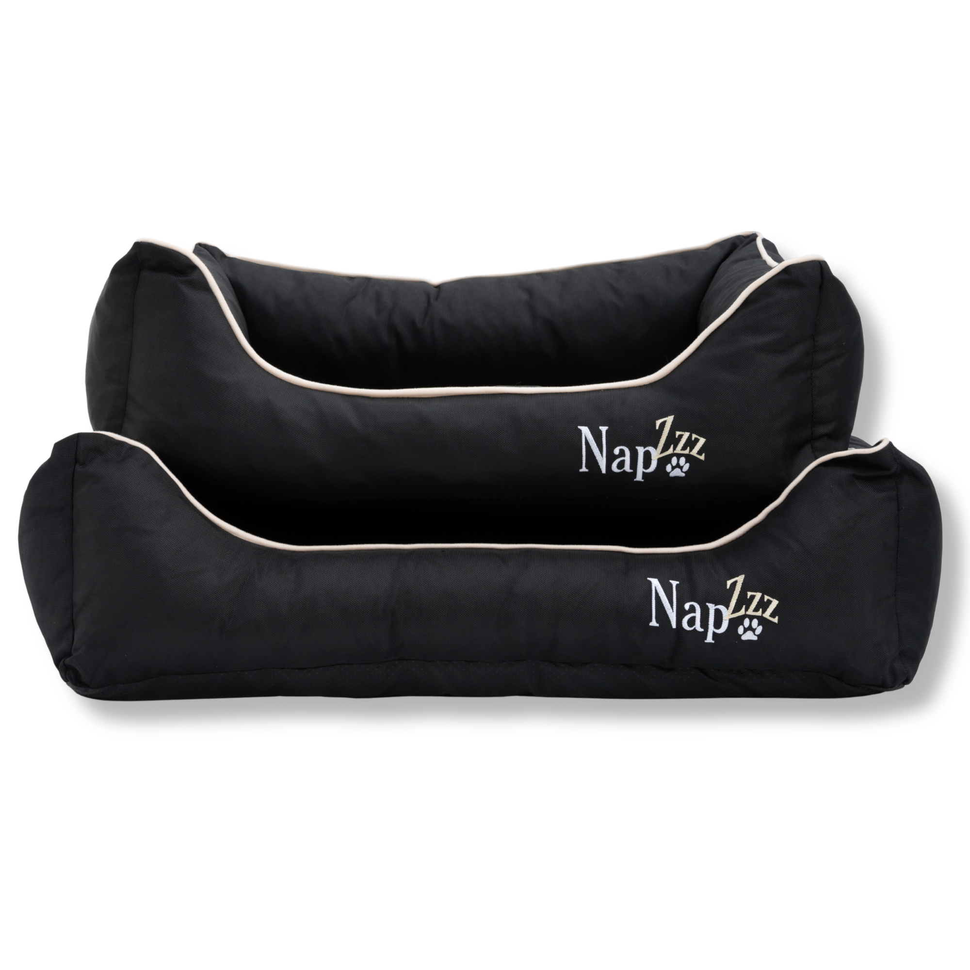 Napzzz divan hondenmand in zwart in vooraanzicht als set. Mand is zeer stevig gevuld in de opstaande randen en voorzien van een uitneembaar ligkussen met schuimrubber matras als vulling. Mand en ligkussen zijn beide voorzien van ritssluiting. De randen zijn verhoogd en voorzien van aparte binnenhoezen, zodat de buitenhoes eventueel gewassen of gelucht kan worden. De stof is oxford dus waterafstotend en is mooi afgewerkt en geborduurde Napzzz logo. Luxe en comfortabel en in meerder maten verkrijgbaar