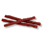 Drie NapZZZ Eendstick hondensnacks, eend kauwsticks, gezonde traktatie voor honden. Los op elkaar gestapeld.