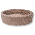 Vooraanzicht van de ovale hondenmand met imitatiebont in Kriskros Bruin, een zachte en stevige mand voor honden en katten. De mand heeft een diepe ovale vorm, een comfortabele schuimrubberen vulling en een stijlvolle print. Perfect als luxe slaapplek in huis, met afneembare, wasbare hoes voor eenvoudig onderhoud.