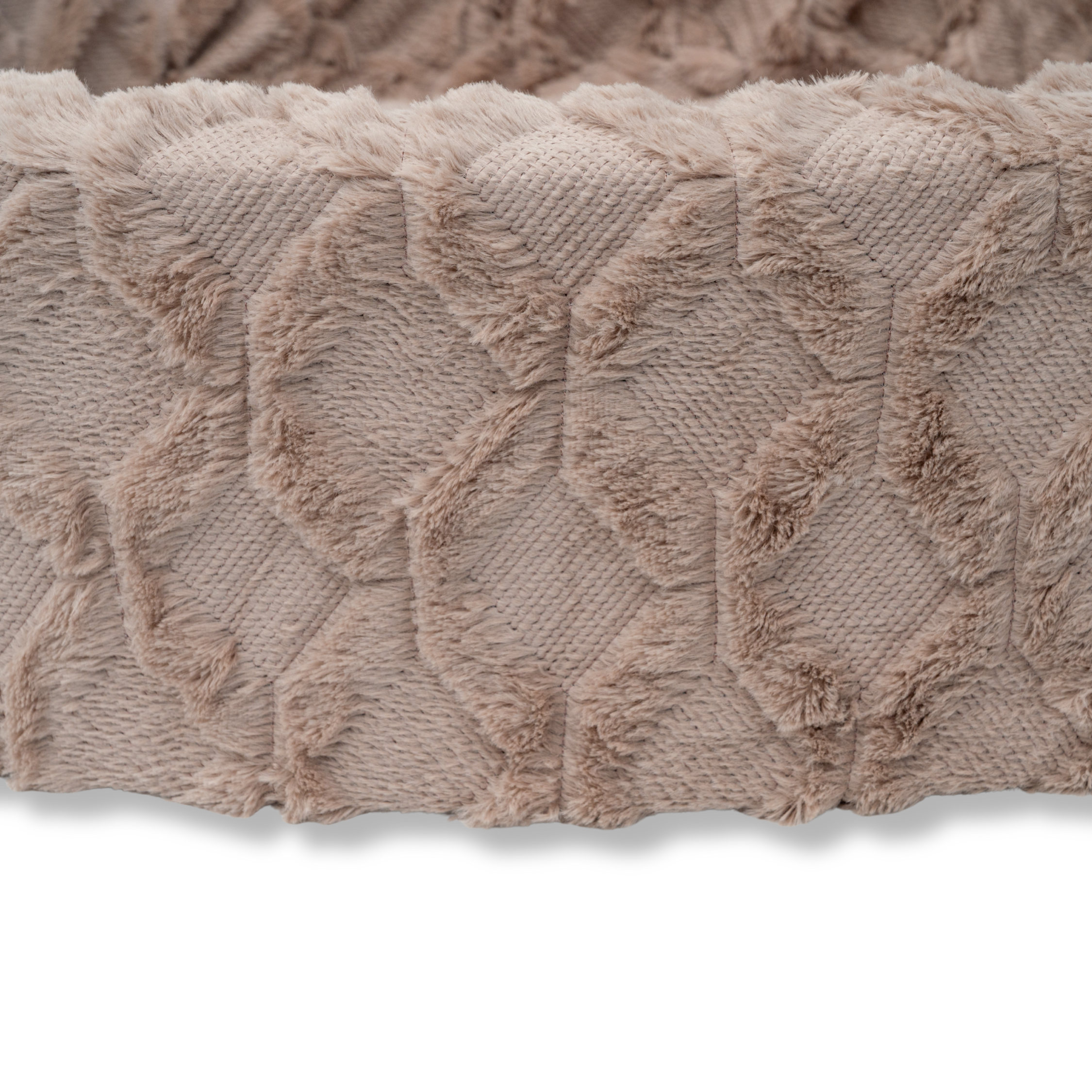 Close-up van het zachte imitatiebontpatroon in Kriskros Bruin van de ovale hondenmand. De foto toont de fijne structuur, warme kleuren en luxe afwerking van het materiaal. Ideaal om de kwaliteit en het comfort van de handgemaakte mand voor honden en katten te laten zien.