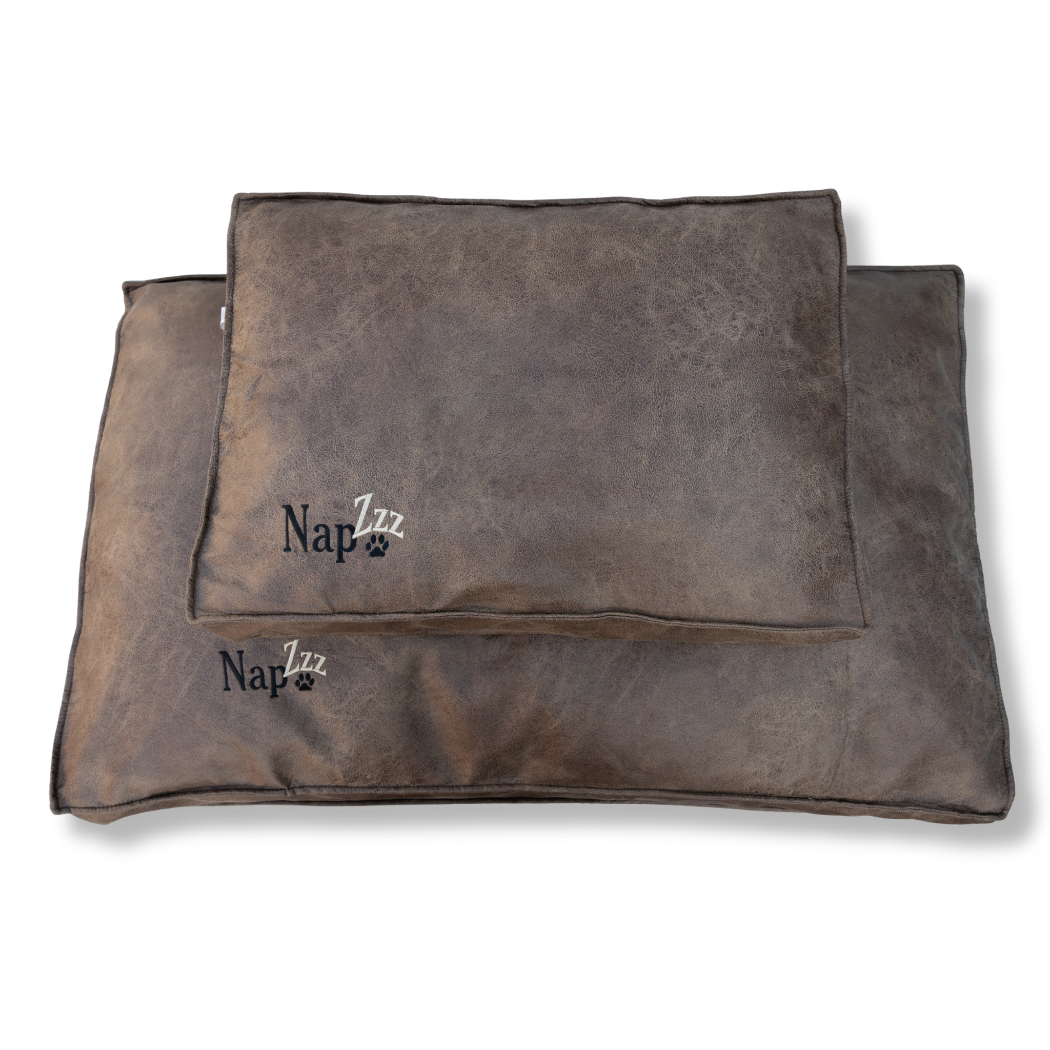 Bovenaanzicht twee maten NapZZZ Ligkussen Lederlook Bruin voor honden