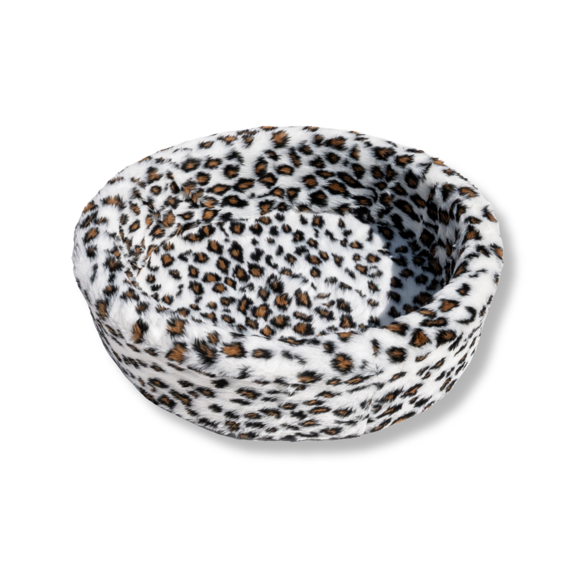 NapZZZ ovale honden- en kattenmand van imitatiebont, sneeuwluipaardprint in het wit, zachte wasbare imitatie bonten dierenprint hoes in zijaanzicht op witte achtergrond. Stevige schuimrubberen kern met uitneembare en wasbare hoes. Verkrijgbaar van 40 tot wel 120 cm. Geschikt van kitten tot zeer grote honden. 