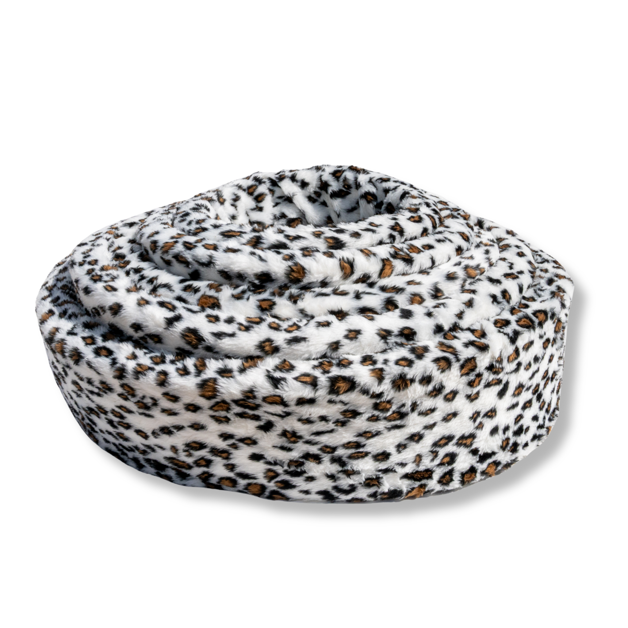 NapZZZ ovale honden- en kattenmand van imitatiebont, sneeuwluipaardprint in het wit, meerdere maten en zachte wasbare pluche imitatie bonten hoes. Hoes uitneembaar. Stevige schuimrubberen kern met dierenprint hoes. Verkrijgbaar van 40 tot wel 120cm. Geschikt van kitten tot zeer grote hond.