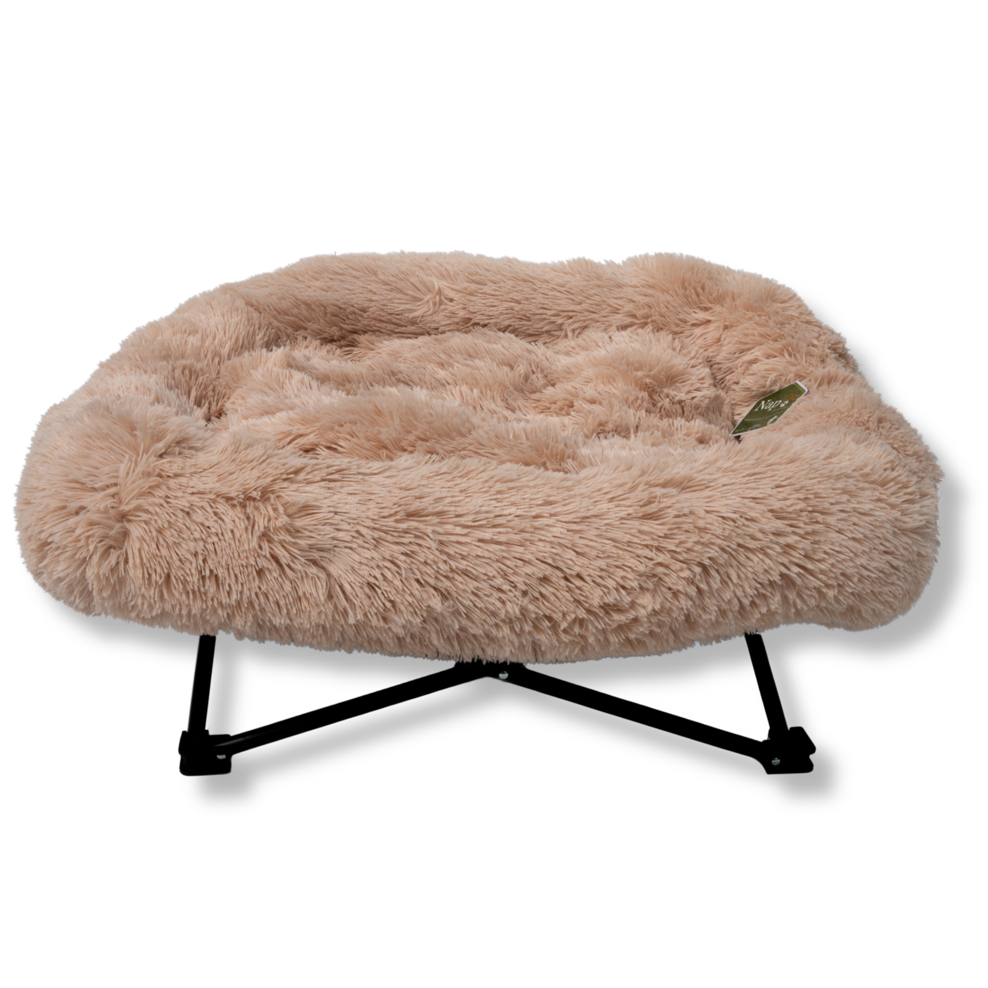 Napzzz ligstoel fluffy beige in langharig imitatiebont in vooraanzicht. Geschikt voor kat en hond. Metalen frame is inklapbaar en voorzien van afneembaar mand/kussen met opstaande rand. Anti slip punten op frame.