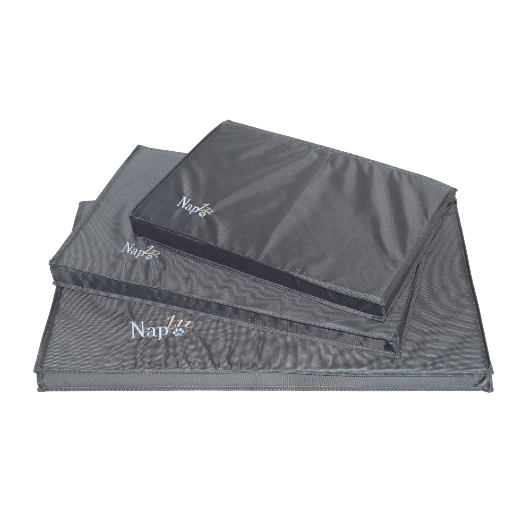  De NapZZZ Oxford Benchmat antraciet in verschillende maten op elkaar gestapeld. Dit is een stevig en comfortabel matras, perfect voor gebruik in hondenbenches of direct op de vloer. Gemaakt van sterke, water- en vuilafstotende Oxford stof in de kleur antraciet, geschikt voor zowel binnen- als buitengebruik. Met een dikte van 5 cm drukverlagend orthopedisch schuim biedt dit matras optimale ondersteuning aan het lichaam van je hond. 