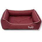 Napzzz divan waterafstotend oxford in de kleur bordeaux rood op witte achtergrond in. Luxe stevige hondenmand. Gevuld met schuimrubber vlokken en schuimrubber ligmatras. Voorzien van ritssluiting, mooi afgewerkt en voorzien van napzzz logo en biesrand. In diverse maten verkrijgbaar