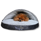 Hond kruipt gezellig in de NapZZZ Cuddle Cave Eco Super Soft Antraciet, knus en beschut in duurzame mand.