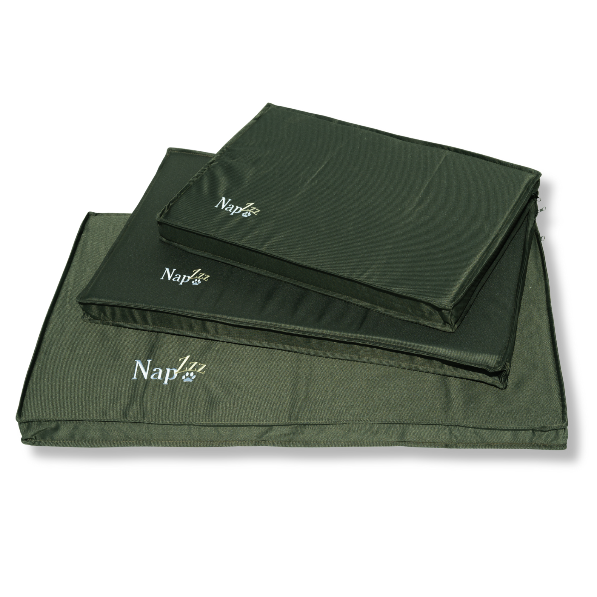Napzzz benchkussen oxford ligmatras in de kleur donkergroen gestapeld in verschillende maten in vooraanzicht op witte achtergrond. Stevig schuimrubber matras met waterafstotend oxford stoffen hoes. In diverse maten verkrijgbaar. Geschikt voor hondenbenches/draadkooien. Hoes voorzien van ritssluiting en napzzz logo.