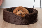 Huiselijke sfeerfoto van de NapZZZ ovale bontmand in effen donkerbruin.