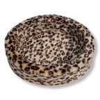 Napzzz ovale mand van bovenaf / zijkant gezien die  verkrijgbaar is van 40cm tot wel 120 cm. Geschikt van kitten tot zeer grote honden. De kern is gemaakt van stevig schuimrubber en de hoes is gemaakt van zachte pluche imitatiebont met een hippe luipaard dierenprint in beige kleur. De hoes is verwijderbaar van de kern en dus wasbaar op maximaal 30 graden. De opstaande rand biedt extra steun en comfort.