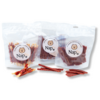 De Napzzz Mix Eend in doorzichtige verpakking met de hondensnacks voor de verpakking gestapeld. Dit is een samengestelde voordeelverpakking met drie verschillende hoogwaardige hondensnacks: de Collageen Bar met Eend, Eend Jerky en Eendstick. Alle snacks zijn rijk aan eiwitten en zorgvuldig samengesteld voor honden vanaf 4 maanden.