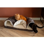 Kat ligt op de zachte buitenkant van de NapZZZ Cosy speeltunnel, terwijl een tweede kat binnenin speelt. Middelste gedeelte is een cave mandje en buitenkant is een tunnel waar je kat geheel doorheen kan kruipen, spelen of schuilen.