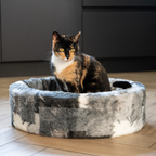 NapZZZ bontmand in de kleur mix blok zwart/grijs, sfeer foto met kat in de bontmand, formaat 50 cm. Verkrijgbaar van 40 tot wel 120cm. Geschikt van kitten tot zeer grote honden. Stevige schuimrubberen kern met uitneembare en wasbare pluche imitatiebonten hoes.