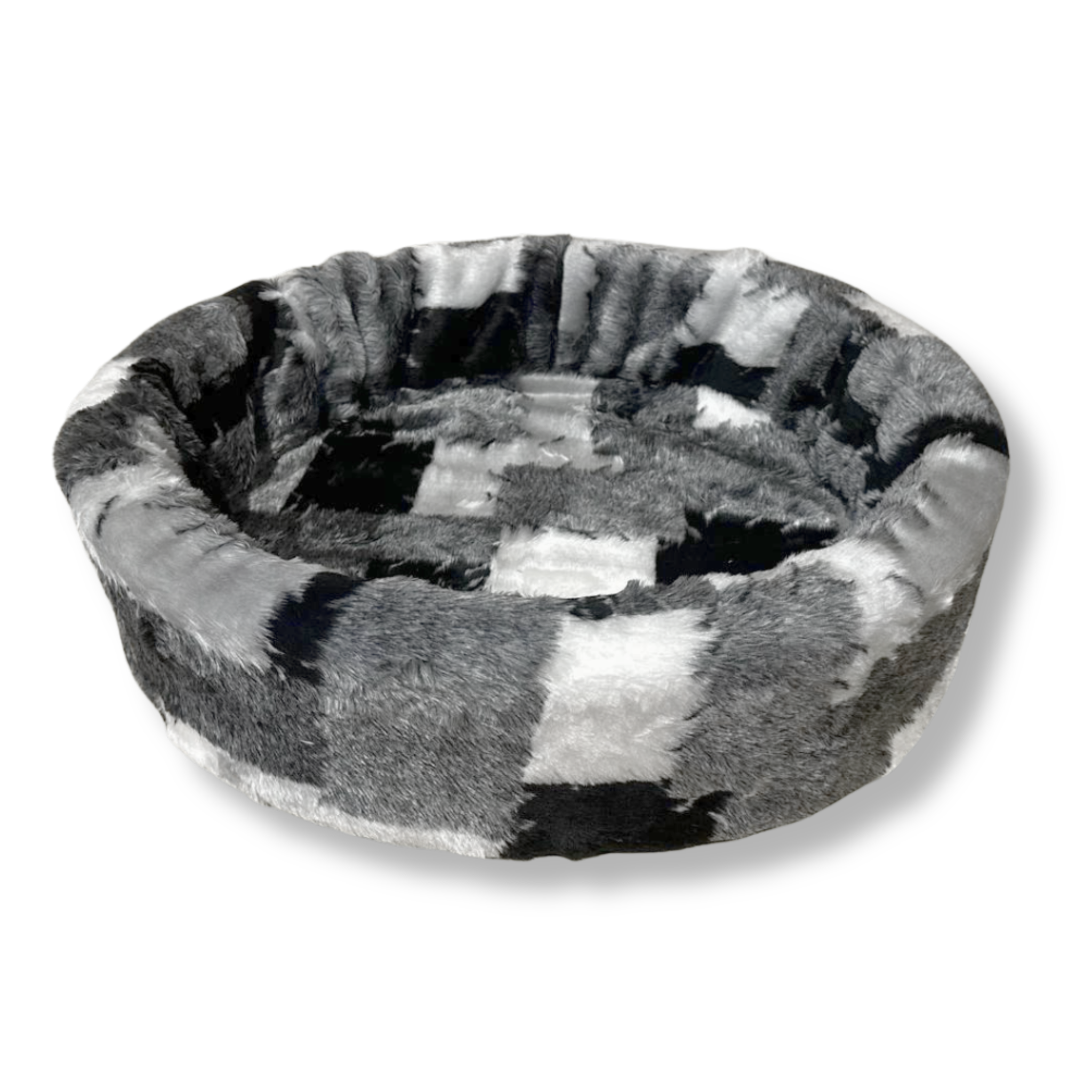 NapZZZ ovale bontmand in de kleur mix blok zwart grijs, foto van de voorkant en heeft verschillende tinten, hondenmand en kattenmand, imitatiebont. Verkrijgbaar van 40 tot wel 120cm. Geschikt van kitten tot zeer grote honden. Stevige schuimrubberen kern met uitneembare en wasbare pluche imitatiebonten hoes.