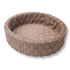 Bovenaanzicht van de ovale hondenmand met imitatiebont in Kriskros Bruin. De mand toont duidelijk de zachte, diepe vorm en de comfortabele schuimrubberen vulling. Ideaal voor honden en katten die graag knus liggen. Luxe, handgemaakte mand met afneembare, wasbare hoes en stijlvolle print die past in elk interieur.