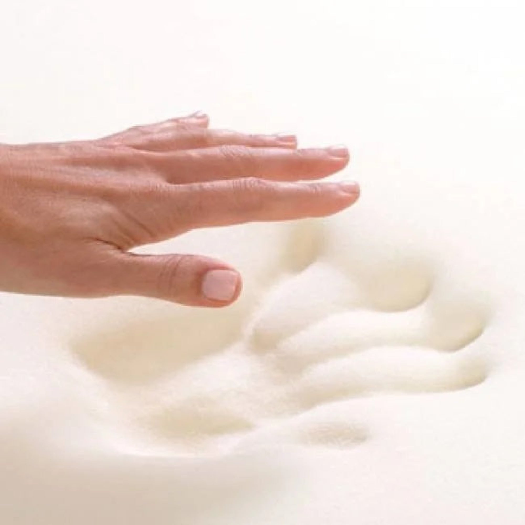 een afbeelding van een hand dat afdruk maakt in het traagschuim/memory foam.